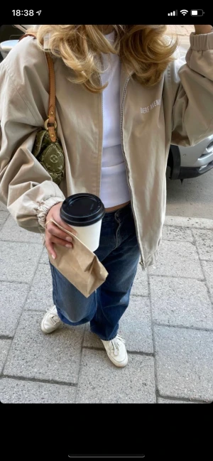 Jacka djerf avenue - Snyggaste ”bomberjackan” från djerf avenue som inte längre säljs på hemsidan, nypris 2000 och den är i väldigt bra och tjockt material, 1&2 bilderna är lånade 🫶🏻 jag har storlek M för mer oversized och har xs/s vanligtvis 🥰💕