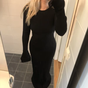 Maxiklänning  - Svart långklänning. Öppen i ryggen och vida ärmar. Storlek xxs men skulle säga att den passar som S