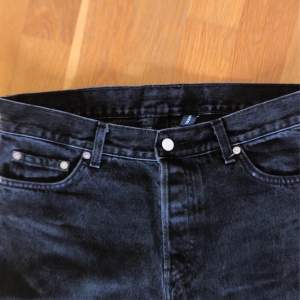 Svarta weekday jeans i fint skick.  Modell Barrel Stl 29/30