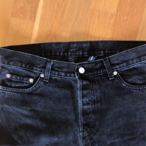 Weekday jeans  - Svarta weekday jeans i fint skick.  Modell Barrel Stl 29/30