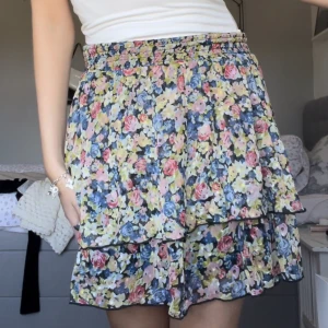 Volangkjol - Blommig volangkjol, perfekt till midsommar!🌸 Endast använd en gång så i princip nyskick.
