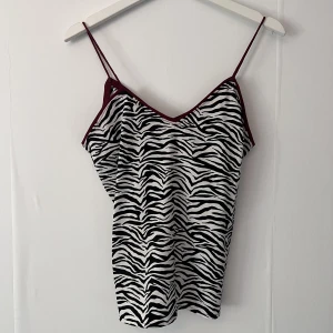 Zebra topp - Topp köpt på second hand ursprungligen från BikBok🖤🤍
