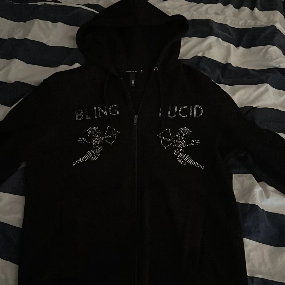 Säljer min Bling lucid hoodie som är helt ny och bara testad för att den var alldeles för stor för mig.. Hoodies.