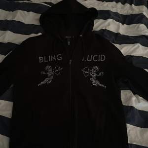 Säljer min Bling lucid hoodie som är helt ny och bara testad för att den var alldeles för stor för mig.