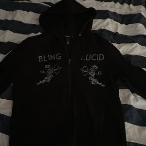 Bling lucid zip hoodie - Säljer min Bling lucid hoodie som är helt ny och bara testad för att den var alldeles för stor för mig.