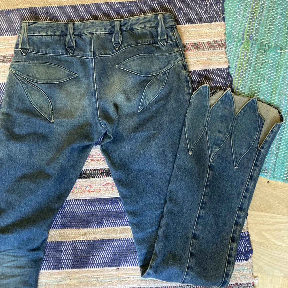 Ascoola lågmidjade jeans med snörning framme och blad detaljer längst ner. Jag är 178 och de är perfekt långt för mig. Midja tvärs över: 37 med snörningen som tajtast Innerbenslängd: 86 cm Jag har storlek 36 och de passar bra på mig.. Jeans & Byxor.