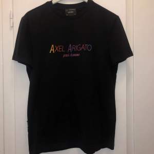 Säljer en svart t-shirt från Axel Arigato, den är i nytt skick.  Endast använd en gång!