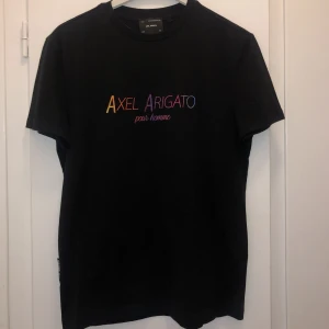 Arigato T-shirt - Säljer en svart t-shirt från Axel Arigato, den är i nytt skick.  Endast använd en gång!