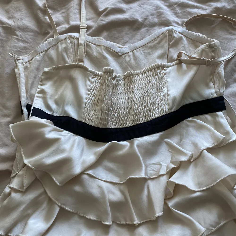 Världens sötaste 2000-tals klänning med volanger från Lindex storlek 40💕 så ledsen att den är för liten på mig då den är så fin och känns väldigt lyxig 😍😍❌KAN INTE SKICKS BILD PÅ FÖR DEN ÄR FÖR LITEN PÅ MIG❌❌❌. Klänningar.