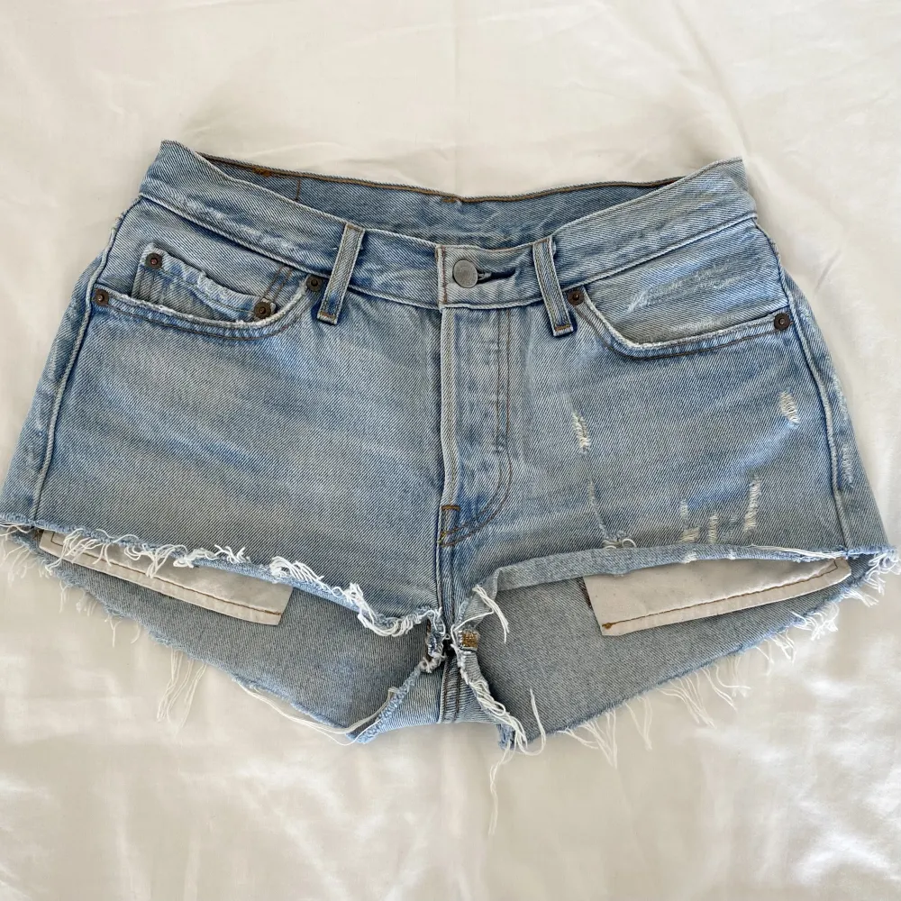 midja: 75 🤍 Levis jeansshorts 🤍 jag är 171cm, stl S/36/28 🤍 läs POLICY & FRAKT (i gillade inlägg) innan du skriver 🤍 använd gärna ”köp nu” 🤍 . Shorts.