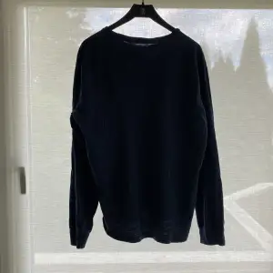 Polo Ralph Lauren sweatshirt blå-grå. Säljer min snygga polo sweatshirt nu när den är för liten. Storlek M, passar S som oversize. Bra skick. Nypris-> 1199kr. Mitt pris-> 350. Tunt tyg för vår och sommar.