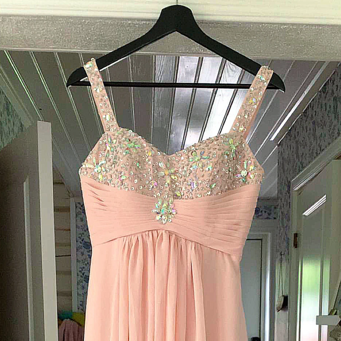 Ljus beige-rosa balklänning med strass  - 90