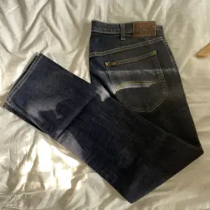 Säljer ett par Lee jeans med rak passform. Knappt använda