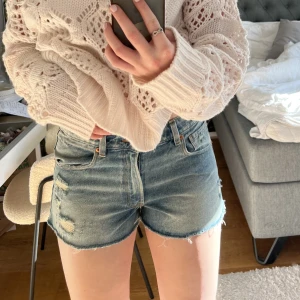 Jeans shorts strl 38 - Snygga jeans shorts i strl 38 från bikbok, de är i en mellanblå/ljus tvätt. Dem är ca 80 i midjan Vid frågor skriv gärna till mig🌸 Frakt tillkommer