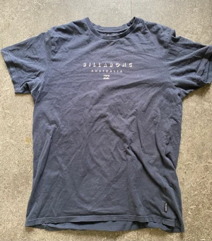 Billabong t shirt - En nice billabong t shirt som är i storlek L men kan passa M också Bra skick skriv för mer bilderå