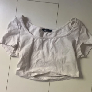Topp - En fin kort t-shit/ topp säljer pga att den inte används längre storlek xs❤️säljer för 80kr + frakt❤️