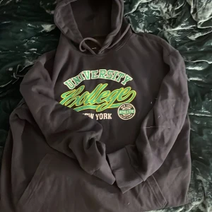 Hoodie m tryck - Svart Hoodie från lager157 med grönt tryck  OBS! Tryck inte på köp nu 