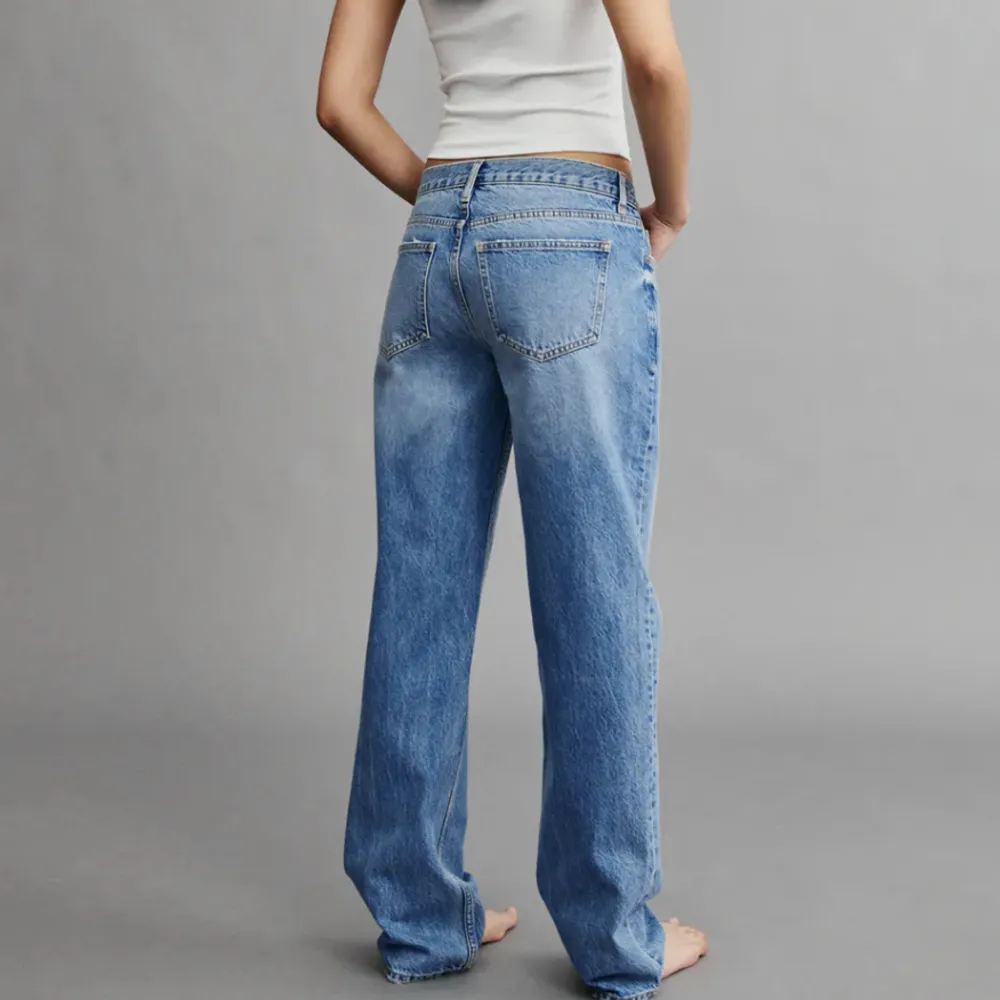 Säljer dessa jättesnygga jeans från Gina tricot köpta i höstas💓 Delvis använda ett fåtal gånger men inga defekter eller tecken på användning. Säljer pga att de blivit för små💓. Jeans & Byxor.