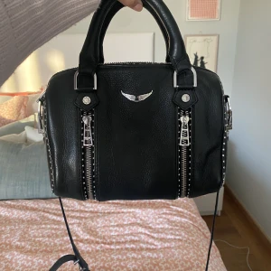 Zadig & Voltaire väska  - Säljer min Zadig & Voltaire väska som jag köpte förra året. Det kommer inte till användning så vill kolla om någon är intresserad.  Väskan är i fint skick och jag har kvitto och dust bag kvar. 