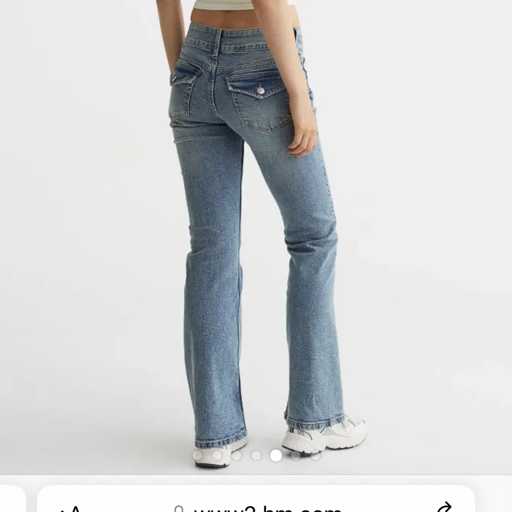Säljer dessa ursnygga jeans från H&M. Utsålda på nätet och butik. Lågmidjade i retromodell. Storlek 38. . Jeans & Byxor.