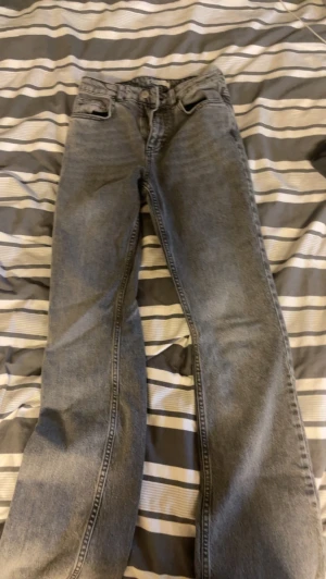 Jeans - Ett par gråa jeans som inte passar längre. Använt några ggr men i bra skick. Köpt för 600 men säljer för 250-300. Men pris kan diskuteras.