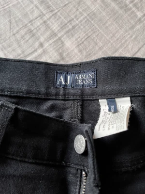 Vintage Armani jeans från Italien storlek 34/32 - Vintage Armanijeans från Italien storlek 34/32. Det är straightleg på alla byxor :). Riktigt tjocka i tyget och stretch ”comfort” 