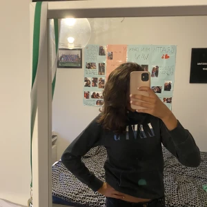 Hoodie - Perfekt hoodie med snygga detaljer!💓 säljer pga är för liten för mig men den är Såå snygg!💓Pris kan diskuteras.