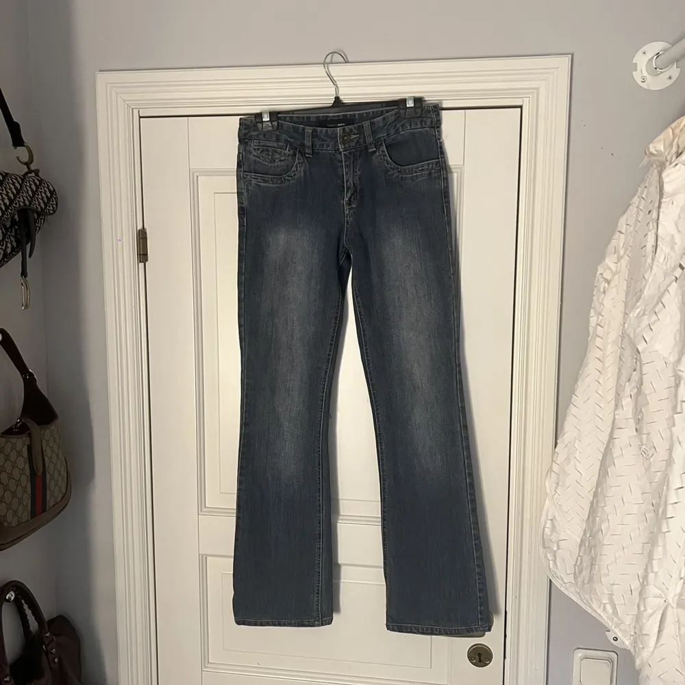 Säljer dess snygga jeans, low waist och så snygga!! Innbenslängden=ca 80cm. Jeans & Byxor.
