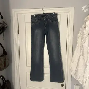 Säljer dess snygga jeans, low waist och så snygga!! Innbenslängden=ca 80cm