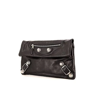 Balenciaga leather clutch - Intressekoll på min absoluta favoritväska. Köpt för ca 6000kr. Sparsamt använd. Superfint skick! Inga byten och skambud! 