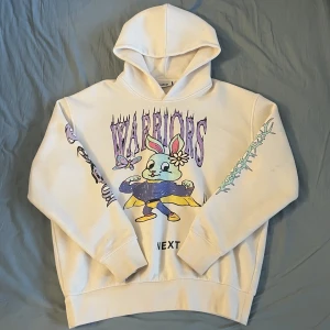 Weekday Hoodie - Använd ett fåtal gånger, bra skick, skön material, säljer för att den inte riktigt är min stil längre.. passar folk som har storleken S&XS:)