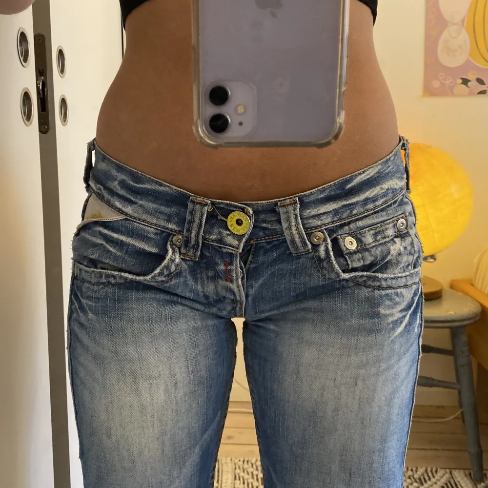 Mina snyggaste lågmidjade jeans! Jag är 160 lång och de är väldigt långa på mig! Midjemått 86 och innerbenslängd 92! 2 små fläckar på låret, inget som syns på, skriv för bild❤️. Jeans & Byxor.