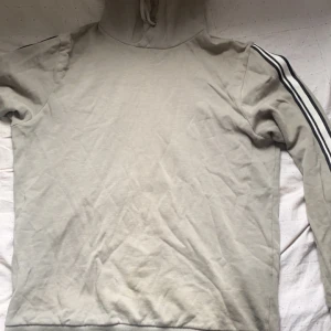 Simpel hoodie - Simpel hoodie, använd litegrann för nått år sen o bara stått efter. M, sitter som S. Tappar färg