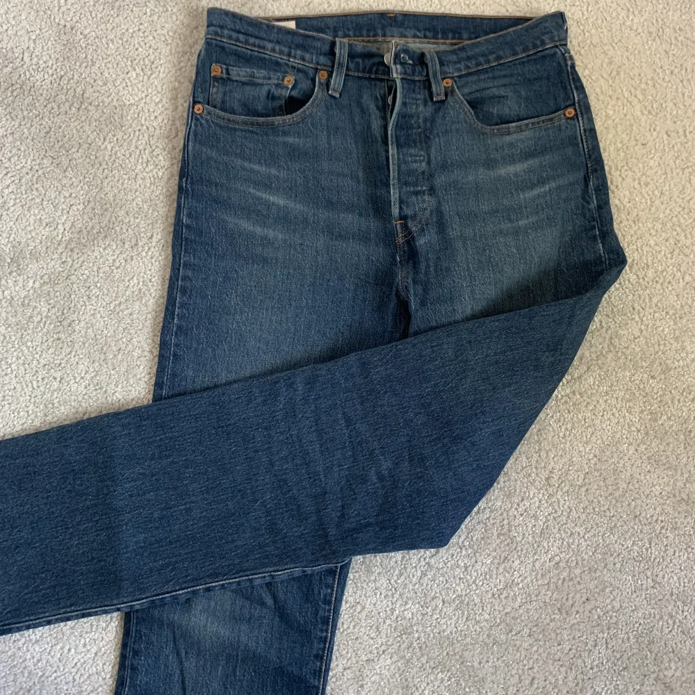 Säljer ett par i princip nya 501 jeans i storleken 28/30. Jeans & Byxor.