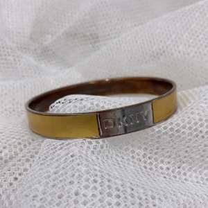 DKNY armbandsur  - DKNY armband, lite slitet inuti och lite repigt därav priset! Nypriset låg på ungefär: 899kr!
