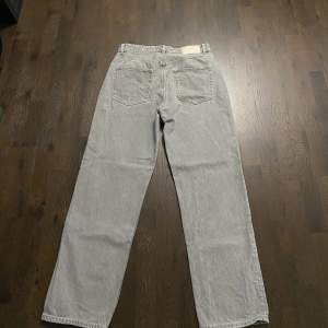 Gråa baggy jeans från zara i storlek 32/32. Säljer då dom är lite för stora och losse för mig.