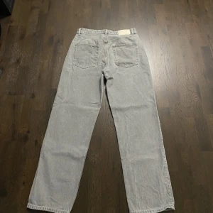 Gråa lossefit jeans - Gråa baggy jeans från zara i storlek 32/32. Säljer då dom är lite för stora och losse för mig.