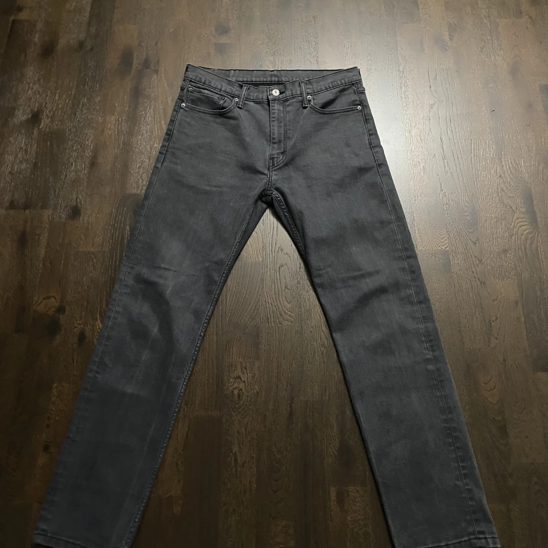 Mörkgråa levi’s jeans - 90