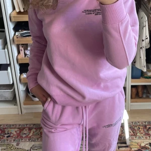Mjukis  - Säljer detta söta mjukis set då det ej kommer till användning, hoodien har luva och byxorna har ficka💗 Frak ingår  Pris kan diskuteras 