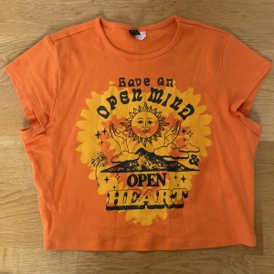  En fin topp - En fin och Snygg topp med ett Häftigt tryck på. 