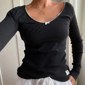 ODD Molly tröja  - Brun asfin odd Molly tröja! ❤️ (bild nr 1 är lika Dan tröja fast i svart färg bara för att få en bättre bild på hur den ser ut, bild nr två är den bruna som jag säljer ❤️) 