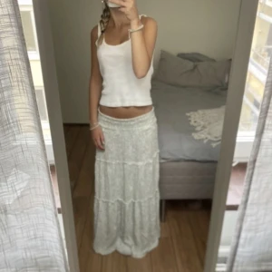 Långkjol - Säljer denna fina ljusgröna långkjol. Har du någon fråga är det bara att höra av sig🫶🏻direktpris är 500kr🫶🏻