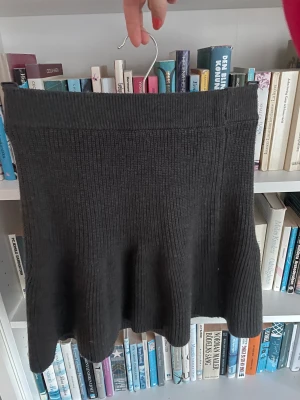 Zara kjol - Säljer min så fina zara kjol! Perfekt till alla tillfällen. Helt oanvänd! Säljer för 239 inkl frakt vid snabb affär💜har ett elastiskt band i midjan vilket gör att den passar mindre och större storlekar och sitter bekvämt.