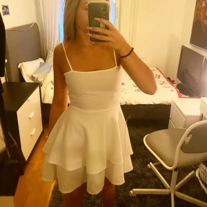 Söt klänning - Jättesöt klänning med öppen rygg som jag endast använt en gång så mycket bra skick 🥰