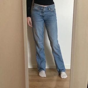 Icon jeans lager 157 - köpt för 400kr, säljer för 200kr. använda 2 ggr💕är ungefär 169 och passar bra i längden.