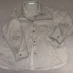 Uniqlo oversized jacket - ***price negotiable*** Size: Free Colour: Brown