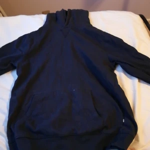 Hoodie  - Tunn mörkblå hoodie från cubus. Är ganska skrynklig men kan strykas. Den är helt nytvättad  