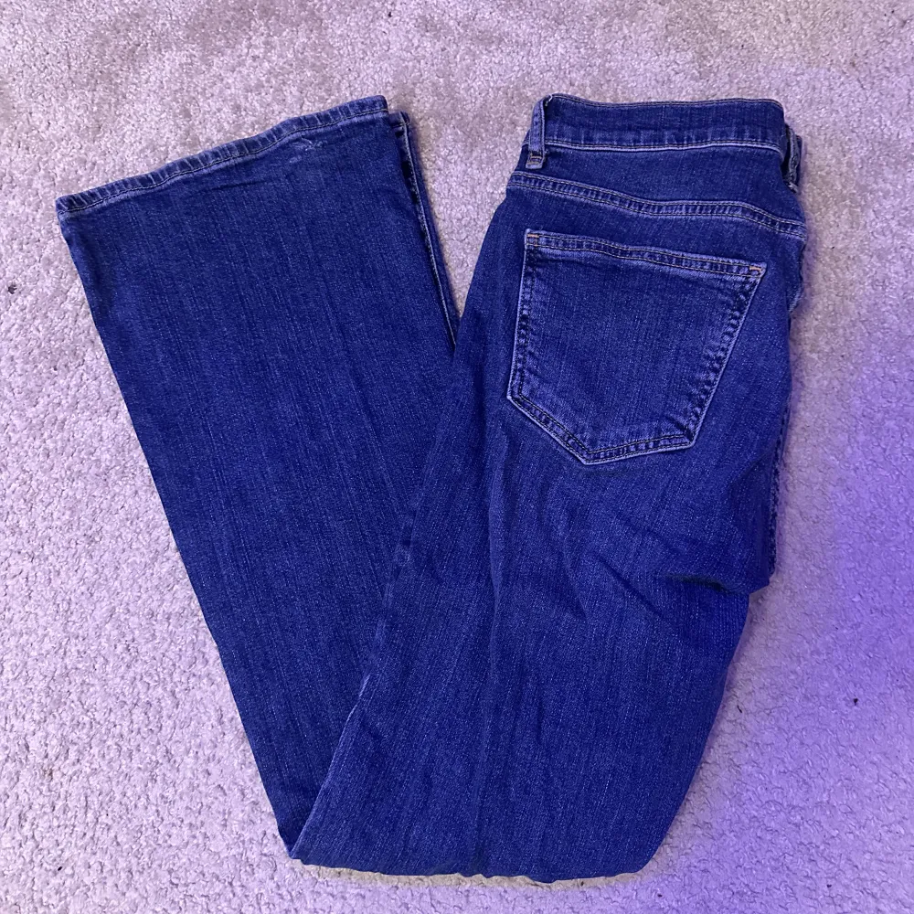 Jätte snygga låg midjade och flare jeans från Gina som är lite för stor för mig, knappt använda. Pris kan diskuteras . Jeans & Byxor.