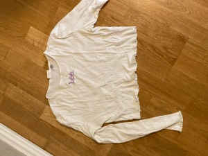 Långärmad T-shirt  - Ribbad, långärmad t-shirt från Lee x HM. Sällan använd, storlek M