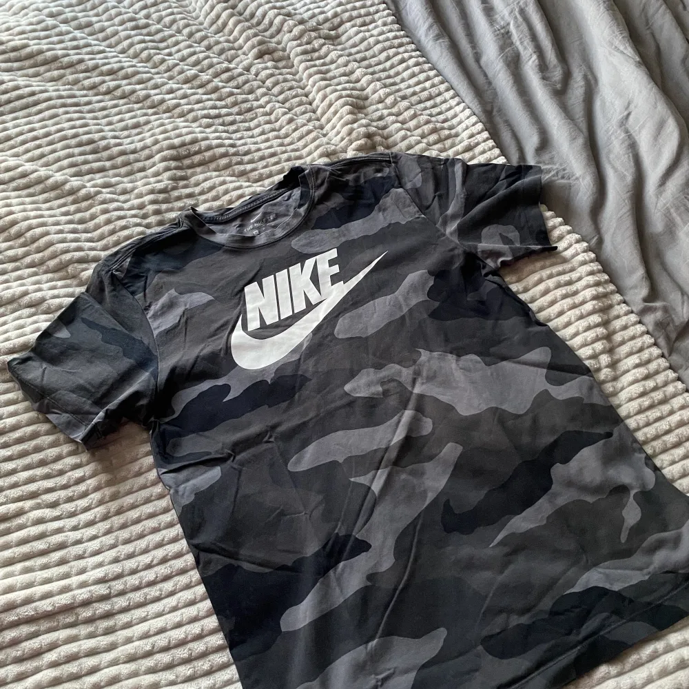 Camo Nike t-shirt köpt från xxl.. T-shirts.